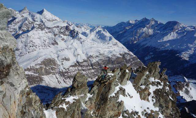 Die klettererfahrenen Forscher um Jan Beutel sammeln am Matterhorn seit 2008 Daten. 