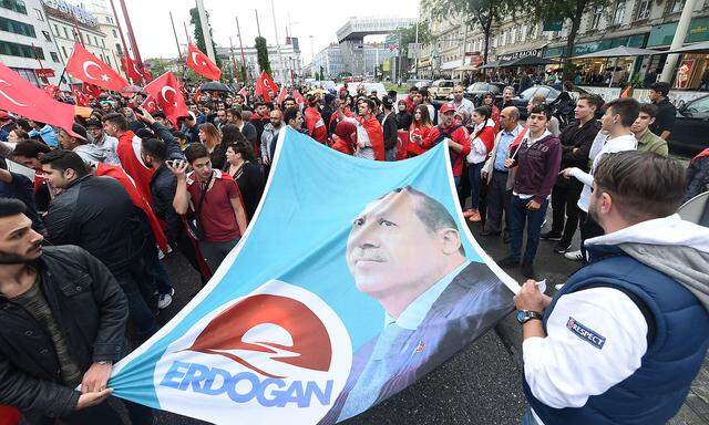 Archivbild von vor einem Jahr, als türkisch-stämmige Österreich nach dem Putschversuch in der Türkei für Präsident Erdogan auf der Mariahilfer Straße demonstrierten.