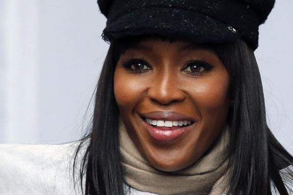 Supermodel Naomi Campbell stellt derzeit ihre Ernährung auf vegetarische Kost um. Sie habe in einer Spezialklinik gelernt, ihren Körper innerlich und äußerlich zu reinigen, sagte sie dem Magazin "Harper's Bazaar". "Danach habe ich mich entschlossen, kein Schwein und kein Huhn mehr zu essen". Pro Woche mache sie zudem zwei bis drei Saftkuren, sagte sie.