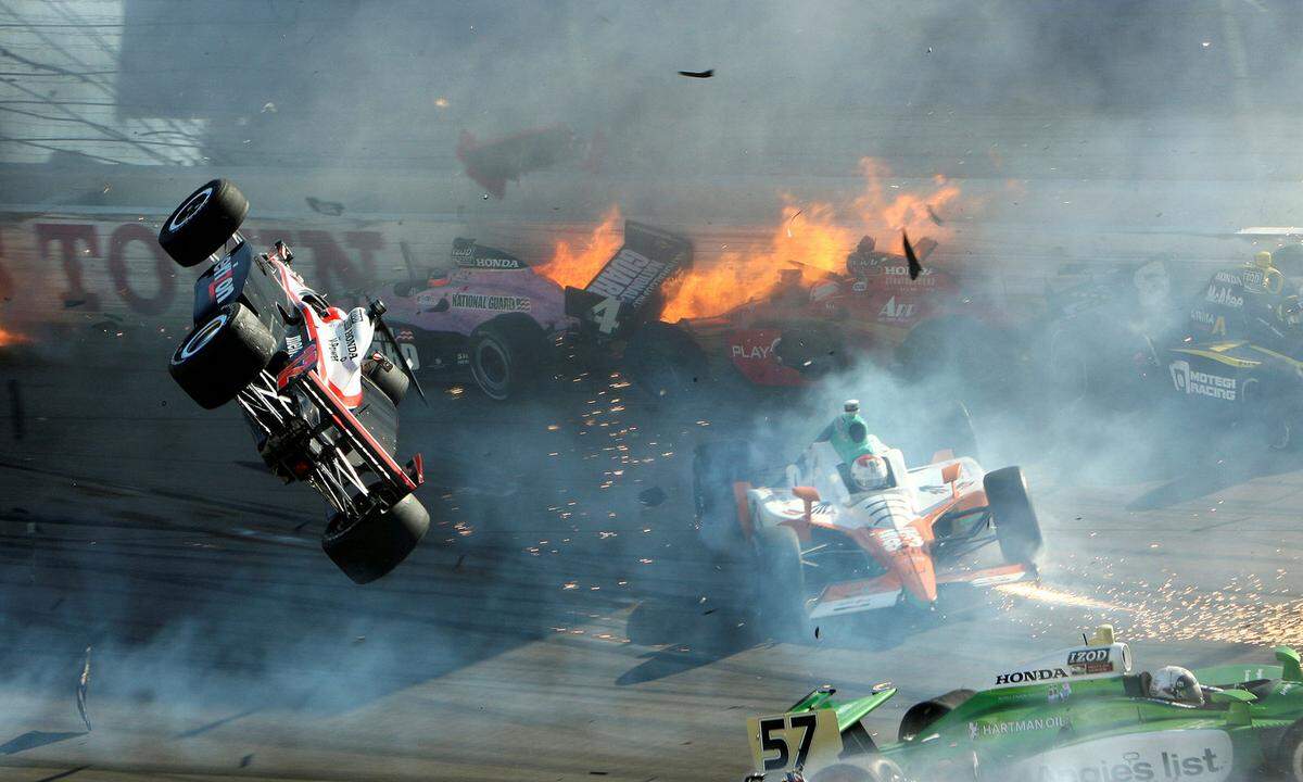 16. Oktober 2011. Einen tragischen Crash gab es beim Indycar-Rennen in Las Vegas in den USA. Der Wagen von Will Power wurde durch die Luft geschleudert. Sein Kollege Dan Wheldon kam bei dem Massenunfall ums Leben.