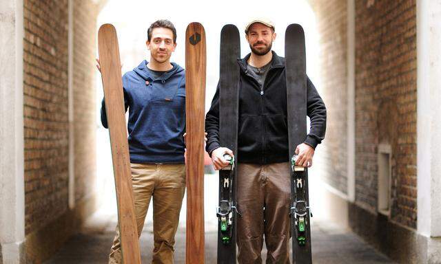 Clemens Frankl und Dominic Haffner (v. l.) bauen Skier im 15. Bezirk in Wien.