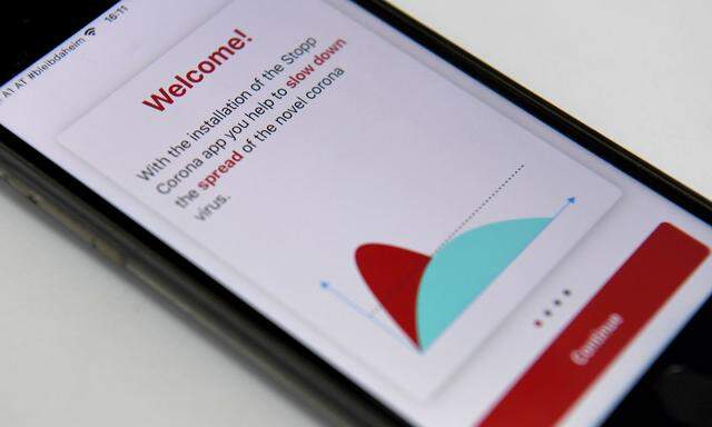 Die 'Stopp Corona App' des Roten Kreuzes am Display eines Smartphones. 