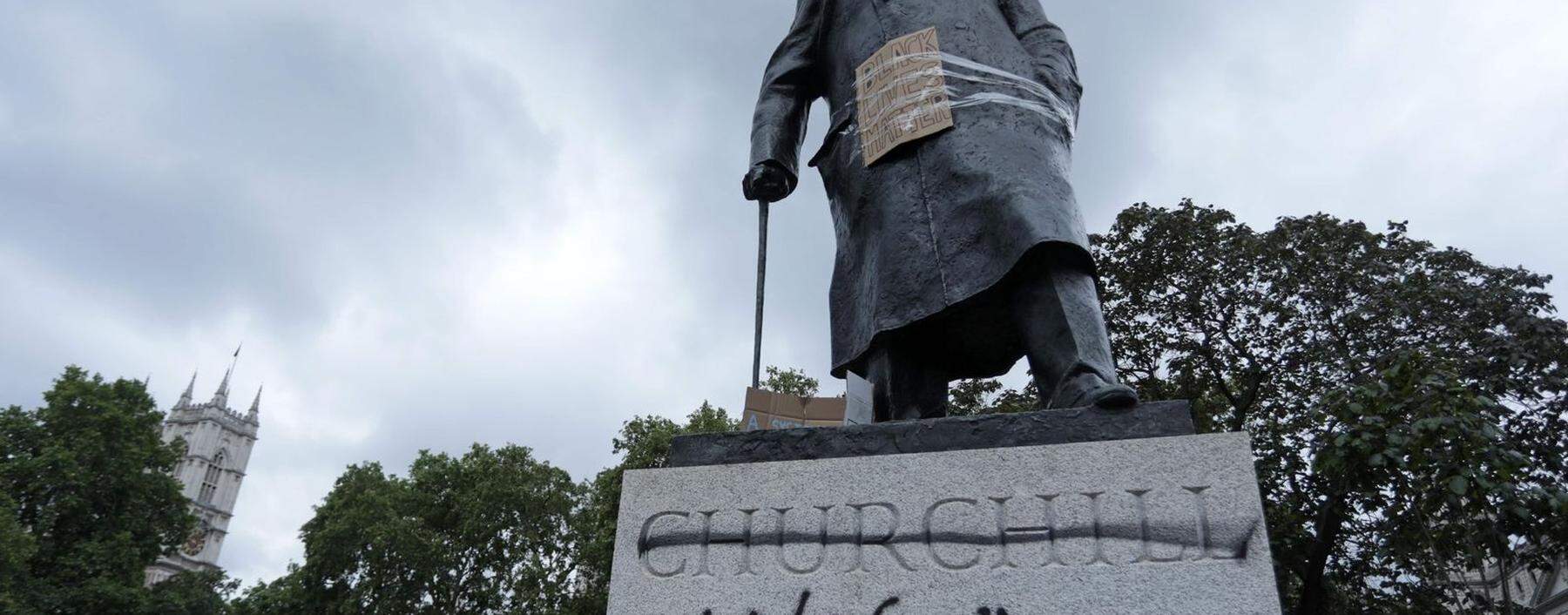 Churchill-Statue vor dem Parlament in London. Mittlerweile wurde sie mit Brettern eingehaust.