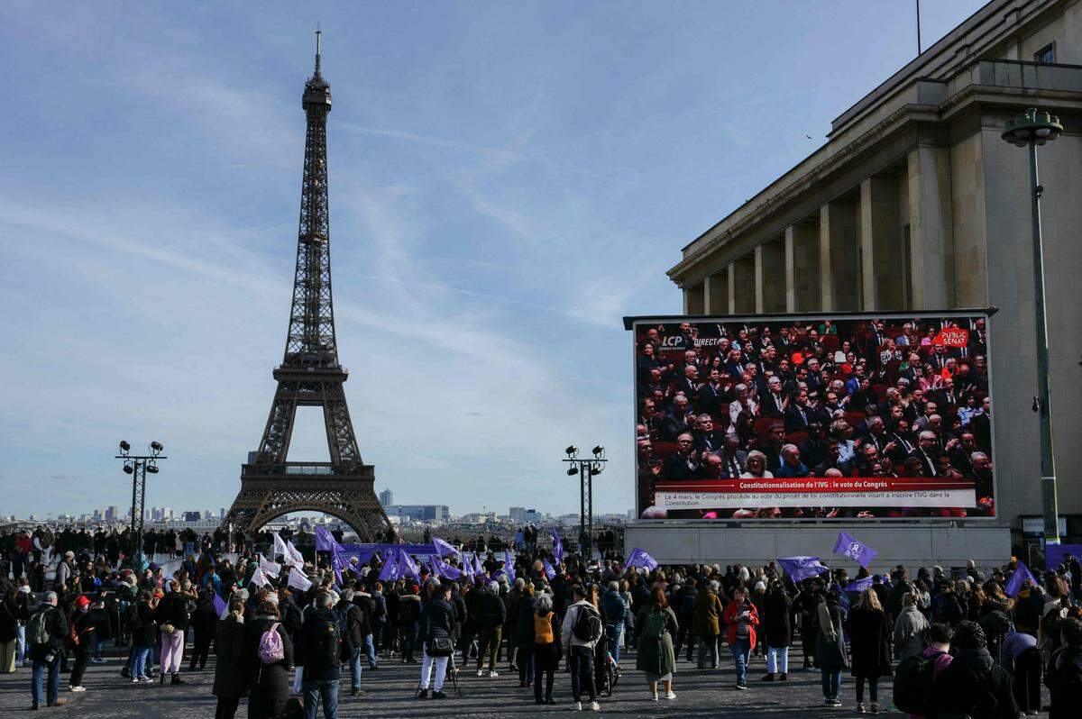 4. März. In Paris haben Dutzende Menschen die Übertragung des Kongresses zur Verankerung der „Freiheit zur Abtreibung“ in der Verfassung verfolgt. Frankreich ist das erste Land weltweit mit solch einem Recht in der Verfassung. 