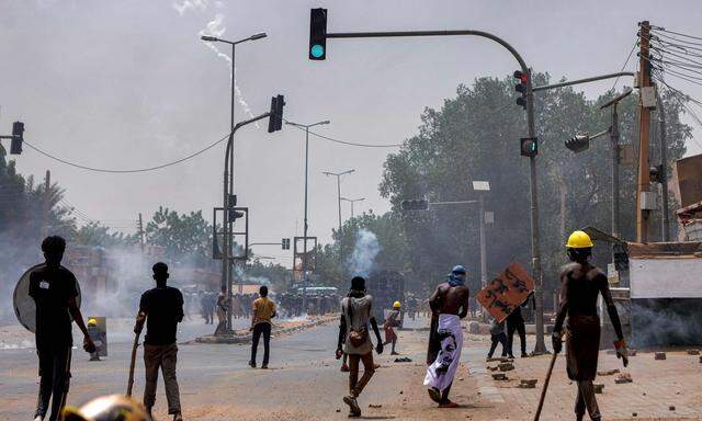  Laut Augenzeugen setzten Sicherheitskräfte Wasserwerfer und Tränengas ein, um Demonstranten am Vordringen auf den Präsidentenpalast in Khartum zu hindern.