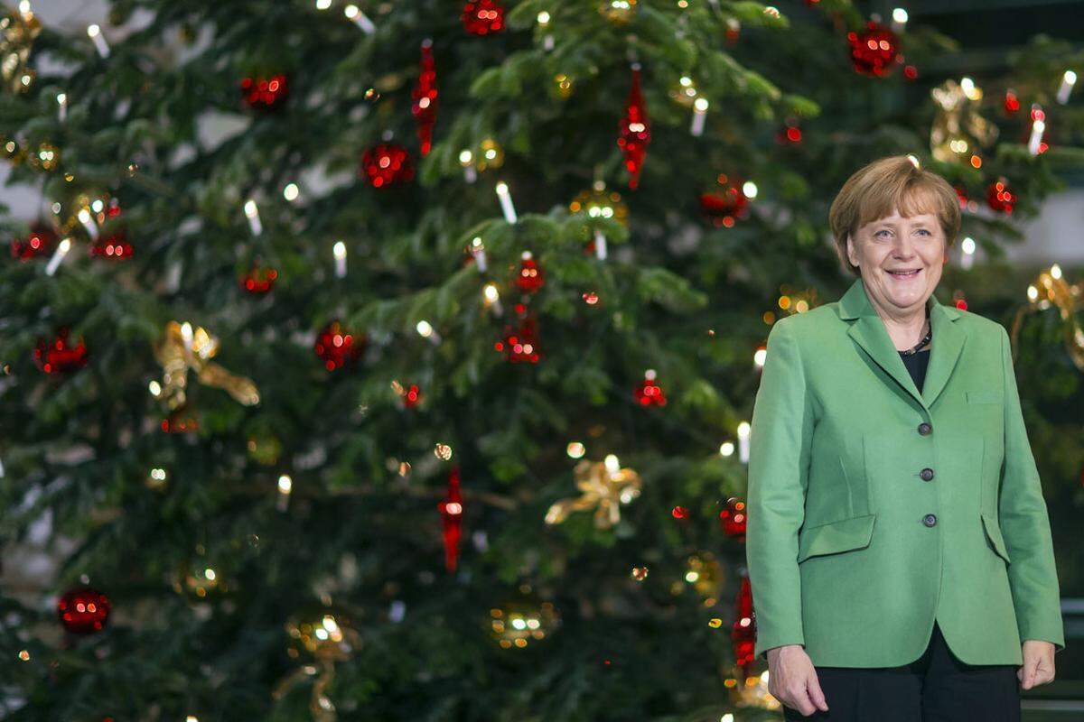 Eine Küstentanne, auch Riesentanne genannt, (15 Meter hoch, 1,5 Tonnen schwer) ist dieses Jahr der Weihnachtsbaum vor dem Kanzleramt in Berlin. Kanzlerin Angela Merkel hat den Baum persönlich  abgenommen. Es war ürbigens nur Plan B, der ursprünglich auserkorene Baum wurde durch Unbekannte geplündert.