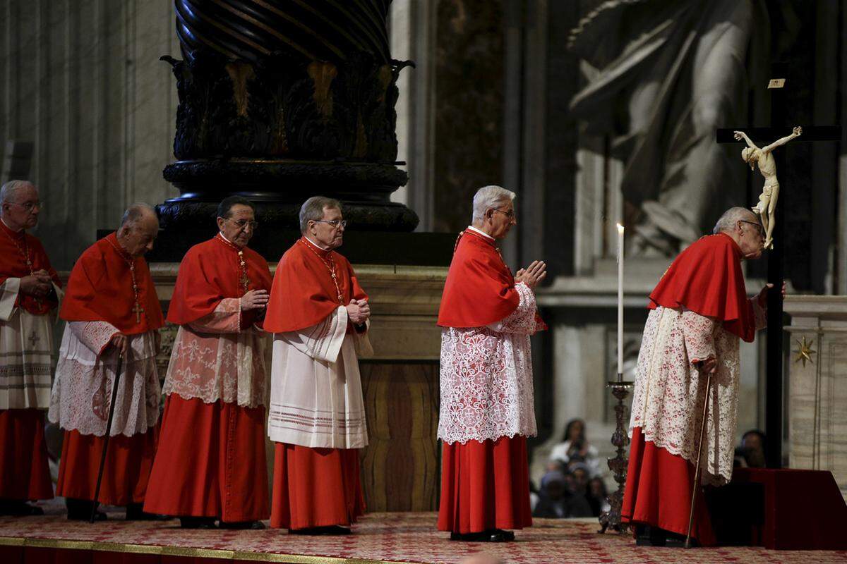 Zahlreiche Kardinäle und Bischöfe sowie beim Heiligen Stuhl akkreditierte Diplomaten nahmen an der Zeremonie teil.