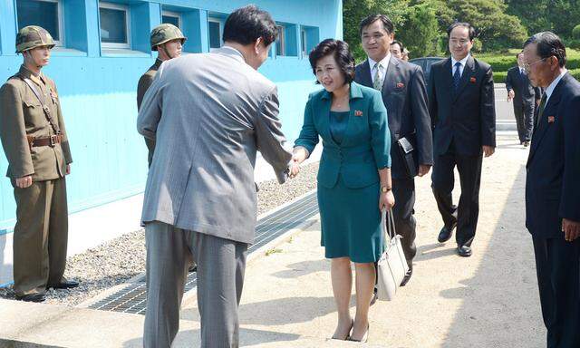 Erster zaghafter Händedruck von Unterhändlern beider Regierungen an der Grenze zwischen Nord- und Südkorea. 