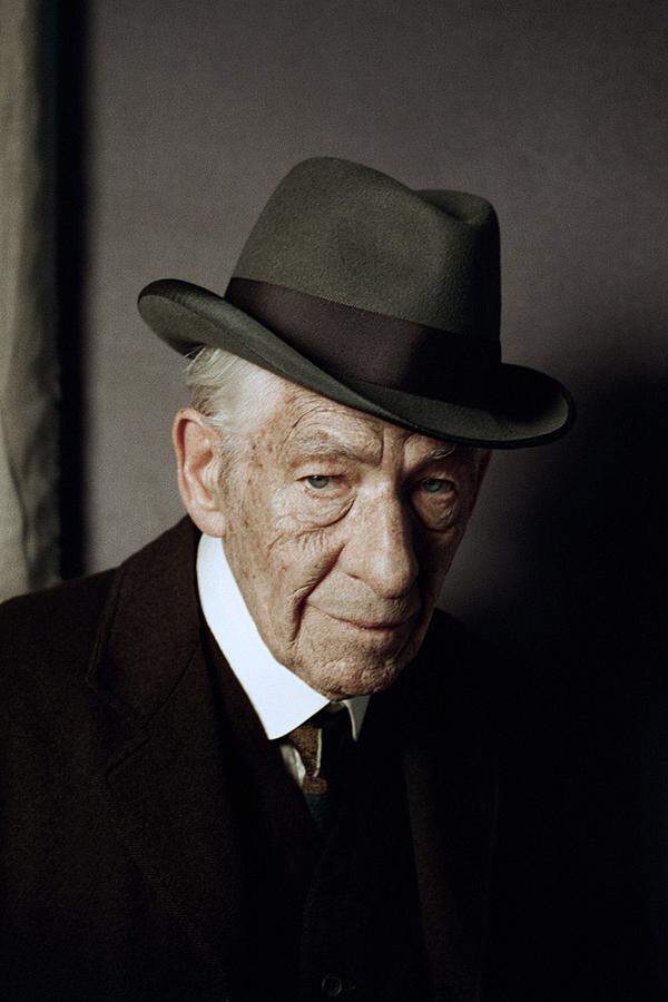 "Mr. Holmes"England 1947: Der berühmte Sherlock Holmes (Ian McKellen) ist mittlerweile in die Jahr gekommen und lebt zurückgezogen in seinem Landhaus in Sussex. Über die Legenden, die im Kino über ihn erzählt werden, kann der pensionierte Detektiv nur schmunzeln - fast alles davon ist frei erfunden. Doch ein realer Fall aus seiner aktiven Zeit als Privatdetektiv lässt ihm keine Ruhe, sodass Holmes sich auf eine letzte große Reise begibt. Regisseur Bill Condon erzählt frei nach Mitch Cullins Roman "A Slight Trick of the Mind" über das Wechselspiel von Legende und Wahrheit, über Alter und Erinnerung, unbewältigte Schuld und die Chance, mit sich selbst ins Reine zu kommen. Das letzte Mal als Schauspieler McKellen und Regisseur Condon zusammenarbeiteten, regnete es einen Oscar für das Drehbuch und eine Nominierung in der Kategorie "Bester Schauspieler" - man darf gespannt sein.