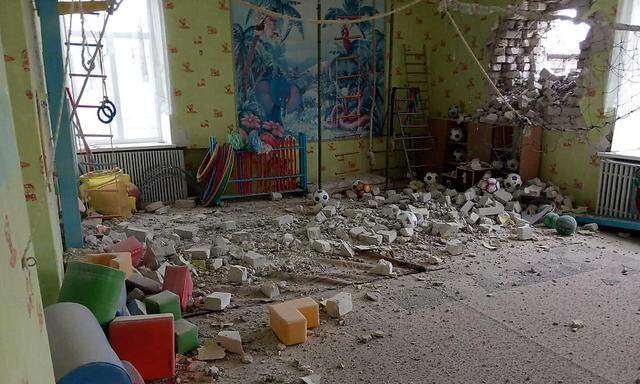 Der Kindergarten in Stanytsia Luhanska soll Ziel von Granaten der Separatisten geworden sein, behauptet die Ukraine.