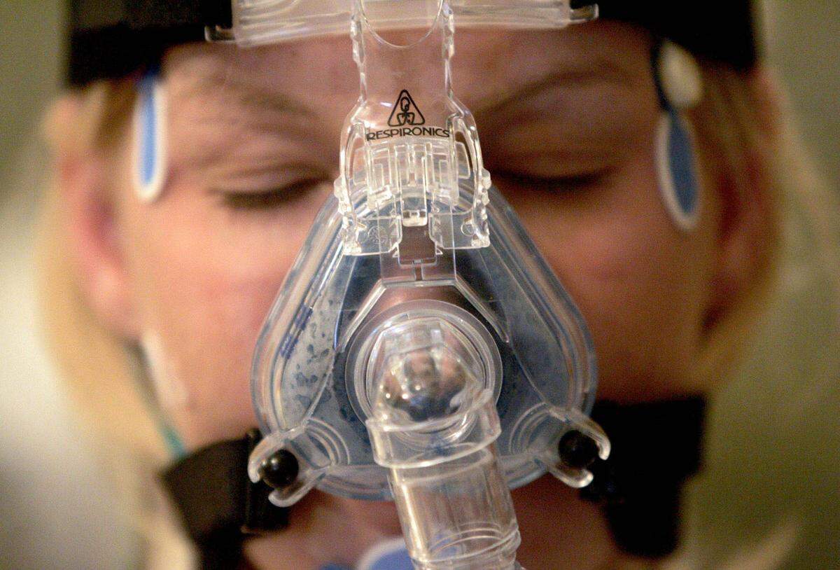 Schwere Störungen, die durch ein obstruktives Schlafapnoe-Syndrom bedingt sind, können operativ behoben oder durch eine nasale Überdruckbeatmung während der Nachtruhe mittels CPAP-Gerät (im Bild) behandelt werden.