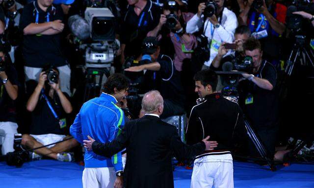 Die Dauerrivalen Rafael Nadal und Novak Djoković (hier mit Rod Laver nach ihrem historischen Finalduell 2012) werden erneut den Titel in Melbourne ausspielen. „Ich würde mir definitiv ein Ticket kaufen“, meinte Djoković.