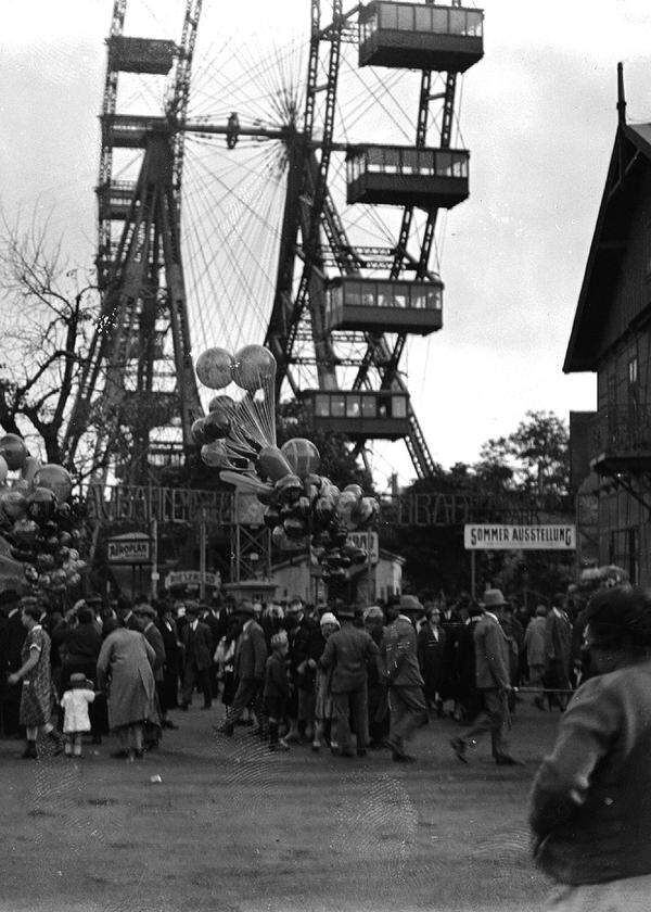 Eingang zum Riesenrad mit Publikum, 1930.