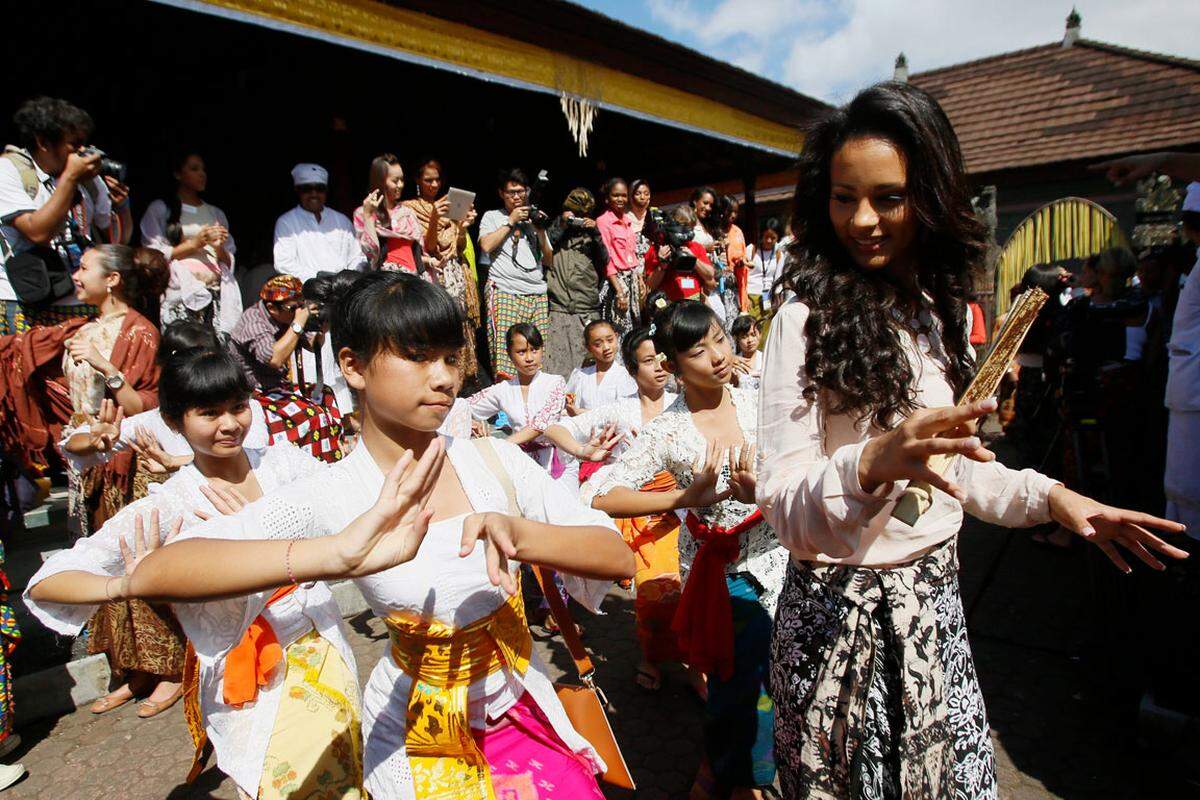 Nach den Protesten konservativer Muslime hat die indonesische Regierung das für den 28. September angesetzte Finale des Wettbewerbs von Sentul nahe der Hauptstadt Jakarta auf die Ferieninsel Bali verlegt.