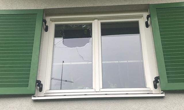 Eines der beschädigten Fenster auf einem Polizeibild