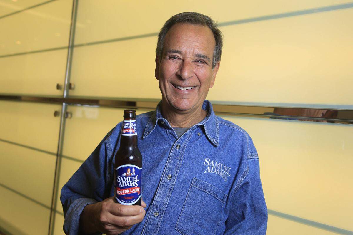 Ein Familienrezept verhalf ihm zu Ruhm, Ehre und Geld: Jim Koch, Gründer der "Boston Beer Co", gilt als Vater der Craft-Beer-Bewegung in den USA. Der Aktienkurs von Kochs Brauerei, die vor allem für die Marke "Sam Adams" bekannt ist, schoss so lange nach oben, bis es Koch in das "Forbes"-Milliardärsranking schaffte. 2015 ging es dann allerdings bergab: 40 Prozent des Werts gingen im Laufe des Jahres verloren. Übrigens: Nicht nur sein Bier, auch sein Anti-Kater-Rezept verhalf Koch zu Berühmtheit. Der Ex-Milliardär nimmt vor jedem Glas einen Löffel Trockenhefe zu sich. Alkohol werde so viel besser abgebaut, erklärte er.