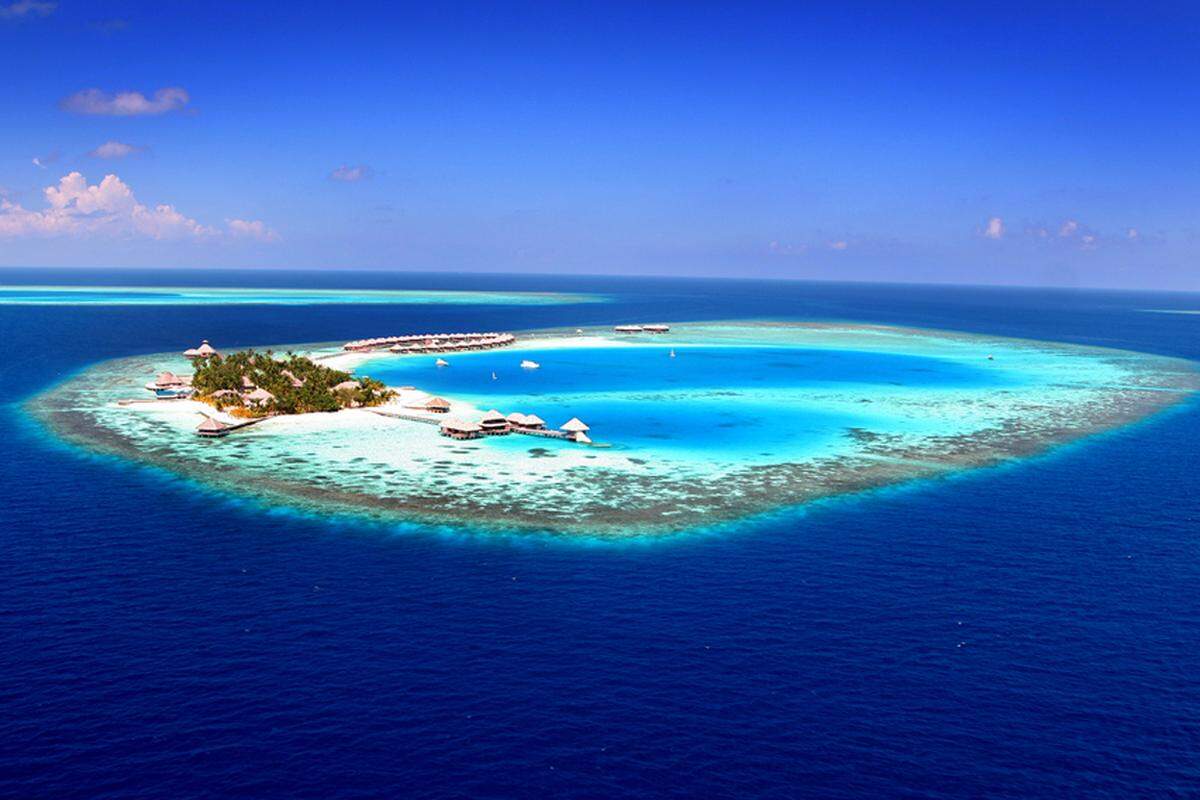 Nicht mehr ganz so spartanisch wie Robinson kann man auf der Huvafen Fushi Island, einer Insel der Malediven, residieren. Ein Unterwasser-Spa neben einem Infinity-Pool wird für einige hundert Euro pro Nacht geboten.