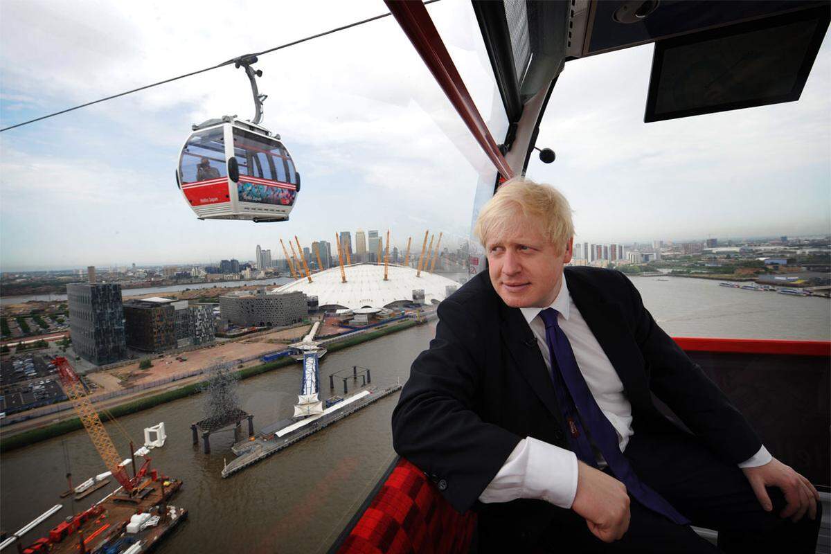 Londons Bürgermeister Boris Johnson unternahm am Donnerstag die erste Fahrt in einer der Gondeln ...