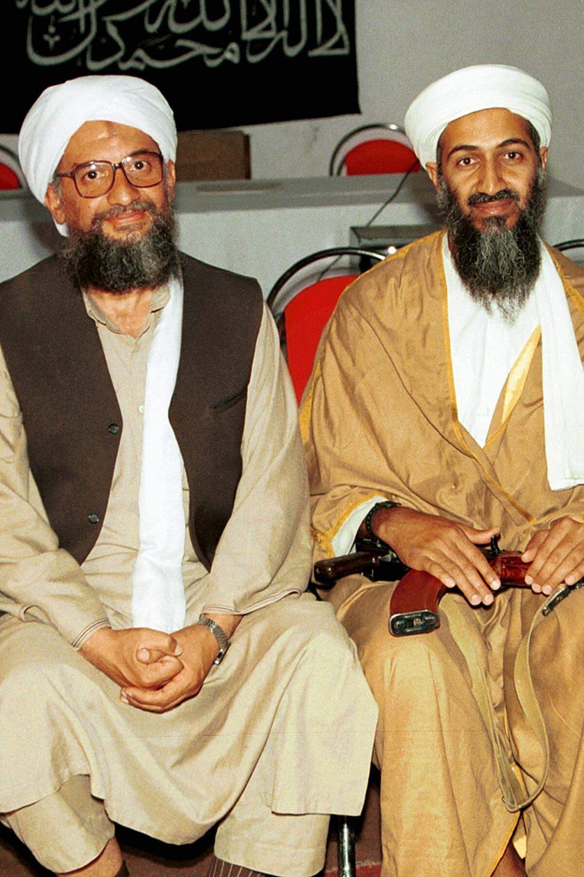 Im Jahr 1998 schmiedet der Ägypter eine unheilvolle Allianz mit Osama bin Laden. Die beiden Terroristen gründen im pakistanischen Peshawar die Front für die Befreiung der Heiligtümer des Islam. Ein Jahr später wird Zawahiri von der ägyptischen Justiz in Abwesenheit zum Tode verurteilt.