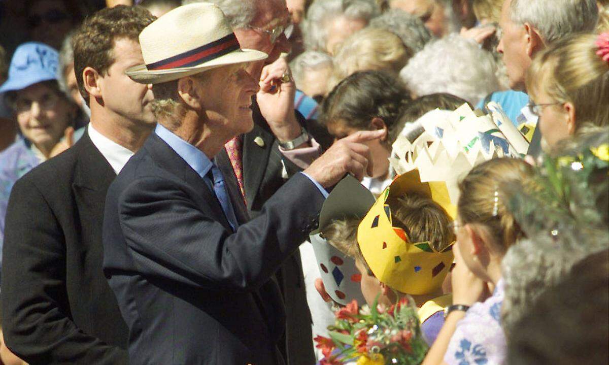 Bei einem Treffen mit australischen Aborigines im März 2002 fragte der Ehemann der Queen einen Ureinwohner: "Bewerft ihr euch immer noch gegenseitig mit Speeren?". Unternehmer William Brin, der die Aborigines vertrat, antwortete kurz und knapp: "Nein, das machen wir nicht mehr".