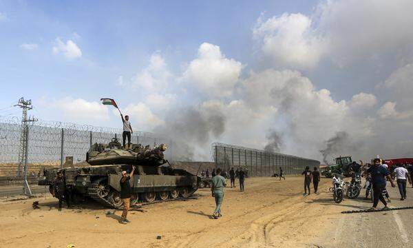 Ein zerstörter israelischer Panzer an der Grenze bei Khan Younis im südlichen Gazastreifen am 7. Oktober.