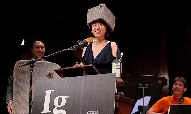 Patricia Yang accepts the 2019 Ig Nobel Prize in Physics at the 29th First Annual Ig Nobel Prize Ceremony in Cambridge