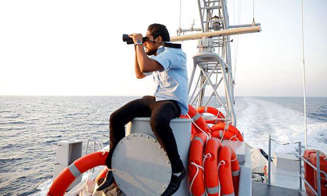 Die libysche Küstenwache bringt aufgegriffene Migranten wieder zurück ins Land.