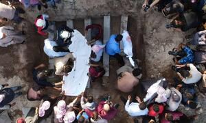 Begräbnis nach einem russischen Luftangriff auf das Rebellengebiet im Nordwesten Syriens.