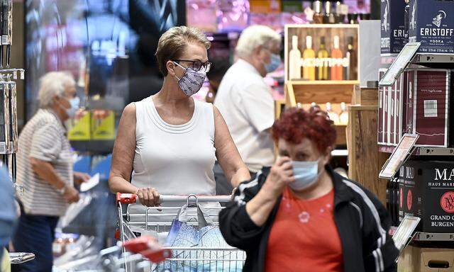 Seit Mitternacht gilt wieder eine Maskenpflicht z.B. im Geschäften. Im Bild ein Supermarkt in Wien am Freitag.
