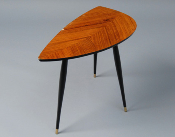 Die Schau im Wiener Hofmobiliendepot erzählt anhand von etwa 100 Exponaten die Geschichte des als Einmannbetrieb gegründeten Unternehmens und zeigt seine Möbelentwürfe von den 1950er Jahren bis heute.