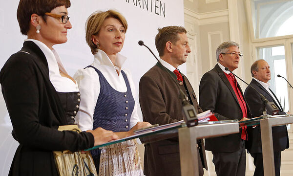 Erklärten Landtag und Presse den Kärntner Heta-Rückkauf: Landeshauptmann-Stv. Beate Prettner (SPÖ), Finanzreferentin Gaby Schaunig (SPÖ), Landesrat Christian Benger (ÖVP), Landeshauptmann Peter Kaiser (SPÖ) und Grün-Landesrat Rolf Holub. 
