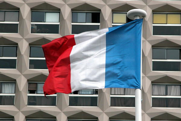 Wer es in Frankreich nach ganz oben schaffen will, versucht es an einer Eliteschule. Um bei den strengen Aufnahmeprüfungen für die „Grandes Ecoles“ eine Chance zu haben, absolvieren viele Kandidaten jahrelang spezielle Vorbereitungsklassen. Im Gegensatz zu den normalen staatlichen Unis zahlt man dort oft mehrere tausend Euro pro Jahr.