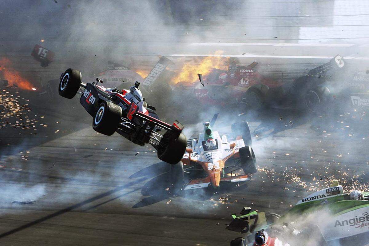 Las Vegas, USA. Ein Horrorcrash beim IZOD IndyCar-Rennen kostet dem Fahrer Dan Wheldon das Leben.