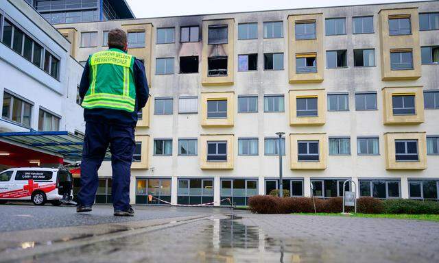Spuren vom Feuer, das am späten Donnerstagabend in einem Krankenhaus im niedersächsischen Uelzen ausgebrochen war.