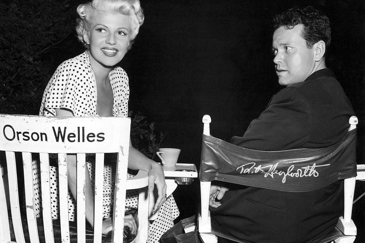 Die Liebe zur Kunst hatte der im US-Bundesstaat Wisconsin geborene Welles von seiner Mutter, einer Pianistin, die vier Tage nach seinem neunten Geburtstag starb. Der Sohn versuchte sich am Theater und gab sich in Irland als Broadwaystar aus. Die Iren waren skeptisch, ließen ihn aber spielen. Und Welles begeisterte das Publikum - mit nur 16 Jahren. Zurück in den USA hatte er tatsächlich am Broadway Erfolg. Er inszenierte auch Stücke und wurde zum bekannten Radioschauspieler.