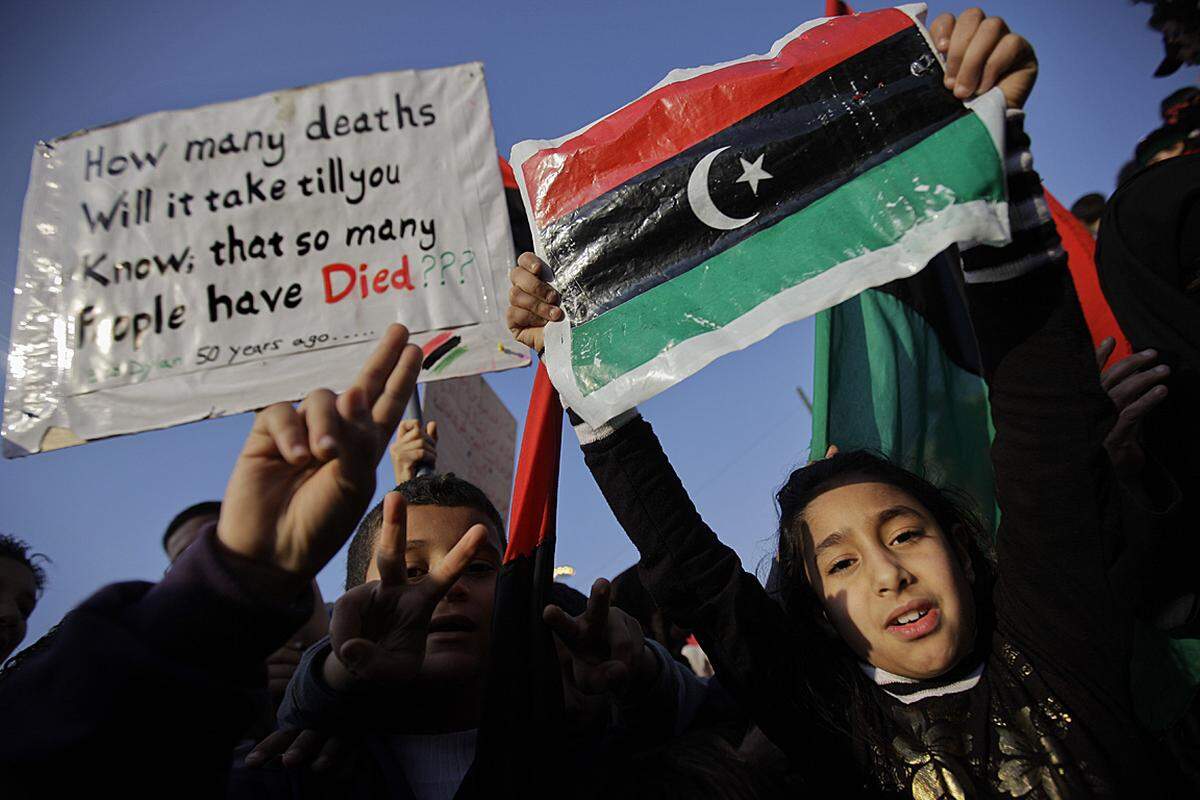 Im nahen Osten sind die Texte Dylans aus den 60er Jahren aktueller denn je: Auf diesem Bild aus dem April 2011 sieht man junge Demonstranten in Libyen, die Zitate aus seinem Song "Blowin' In The Wind" als Message auf ein Plakat geschrieben haben.
