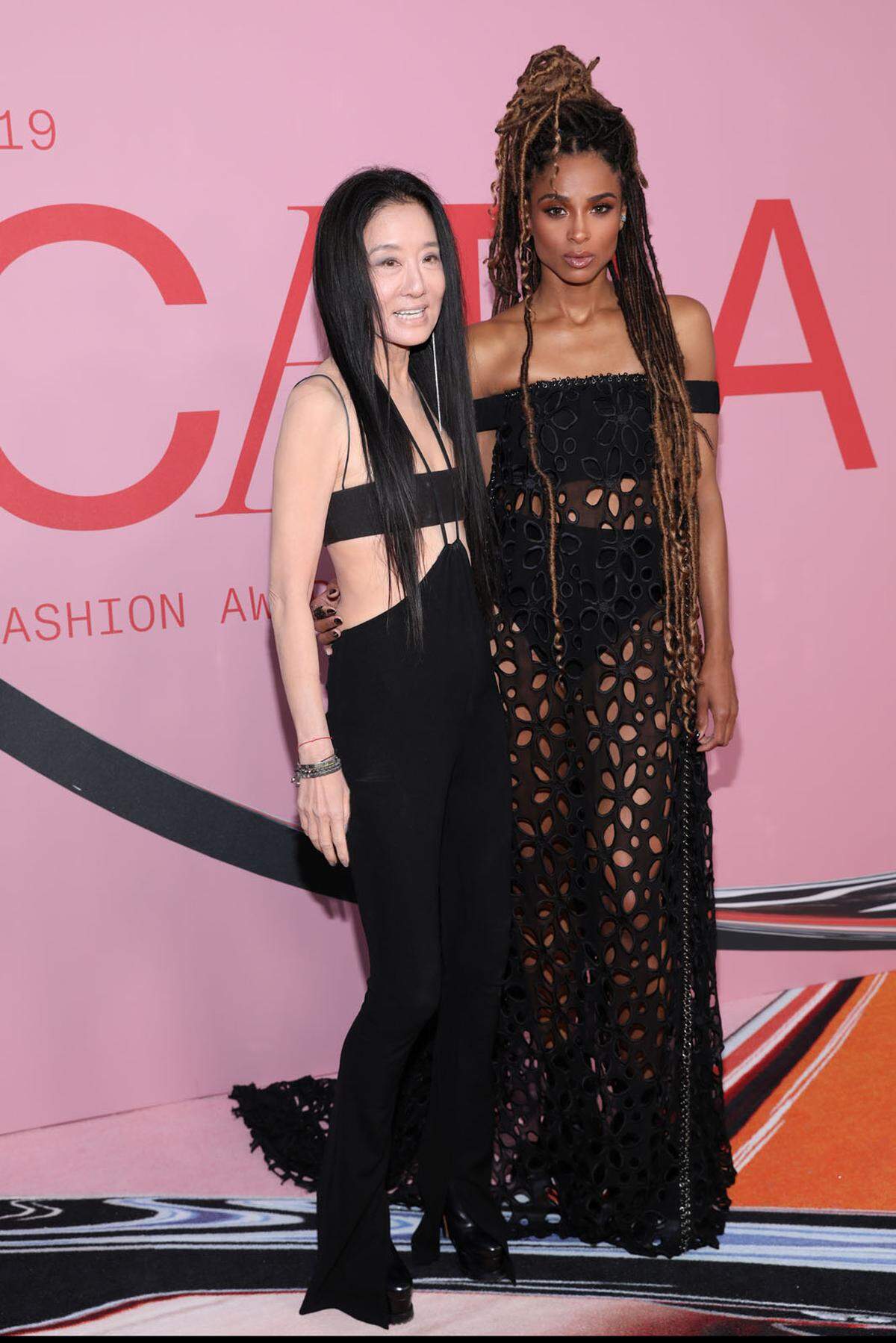 Designerin Vera Wang mit Musikerin Ciara.