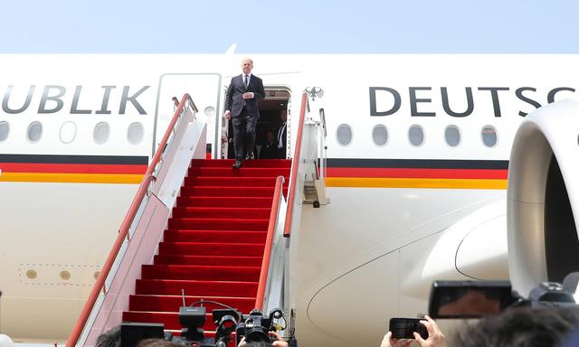 Der deutsche Kanzler nach der Landung in Shanghai am Montag.