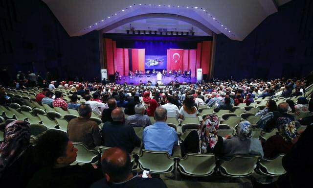 Der türkische Wirtschaftsminister Nihat Zeybekci bei seinem Auftritt in der Stadthalle Leverkusen