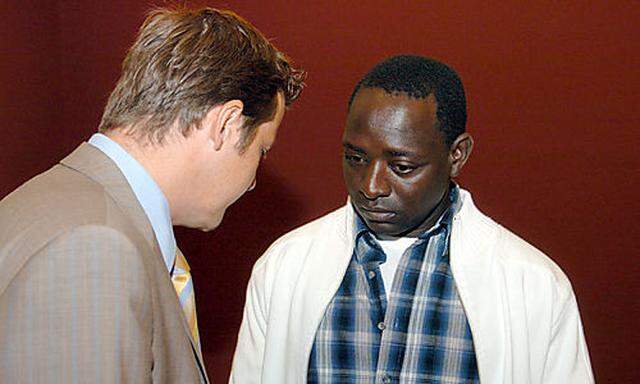 Der ehemalige Schubhäftling Bakary J. mit seinem Anwalt beim Prozess gegen zwei Polizisten im Jahr 2006.
