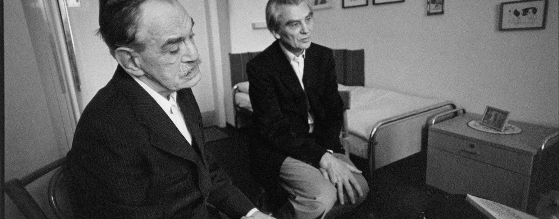 Der österreichische Dichter Ernst Herbeck mit dem Arzt Leo Navratil im Haus der Künstler in Maria Gugging, 1982.