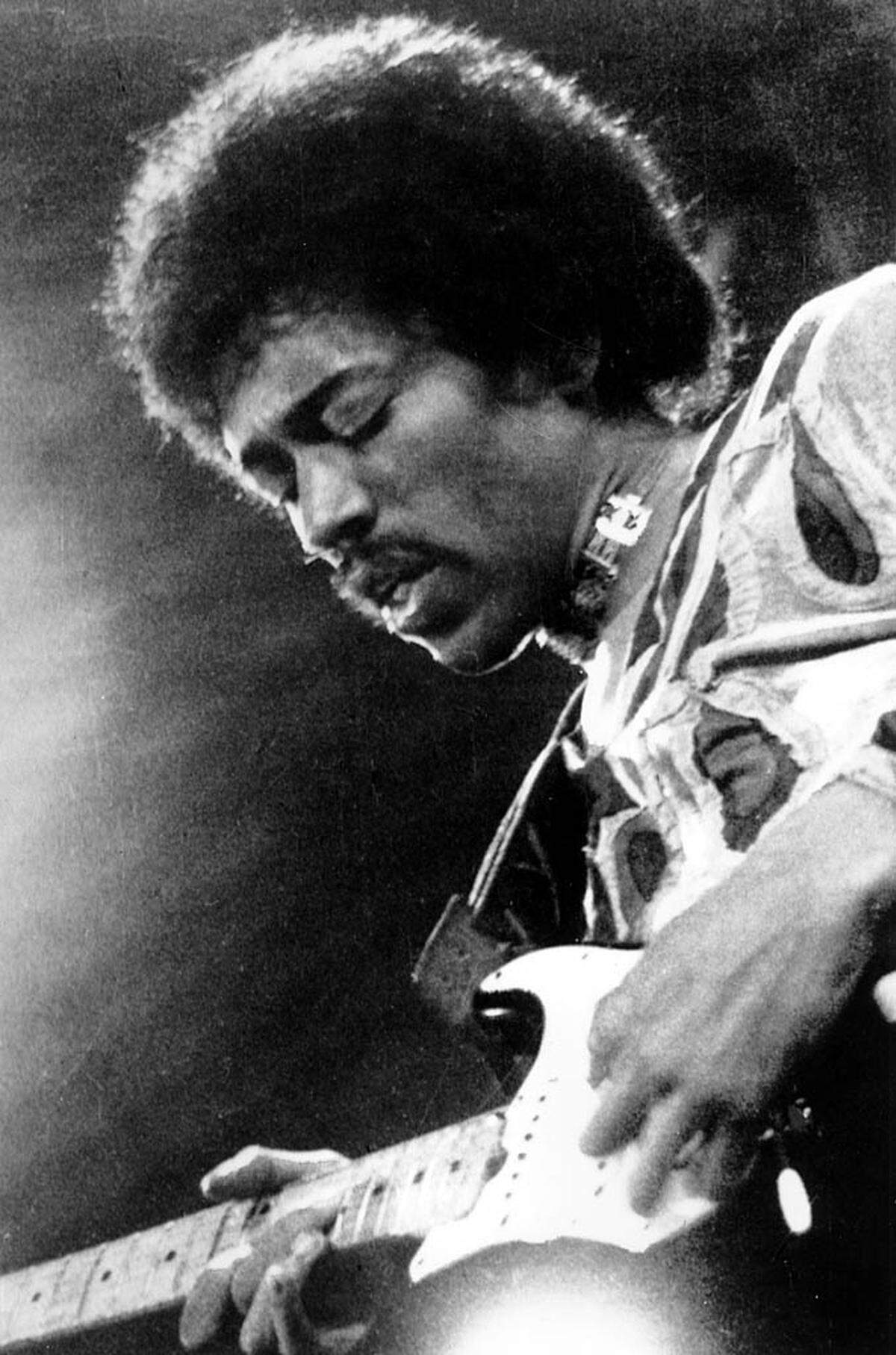 Mit seinem Solo beim legendären Woodstock-Festival hat der Gitarrist, Sänger und Komponist einer ganzen Musik-Epoche seinen Stempel aufgedrückt: Als er die US-Nationalhymne verfremdete und virtuos Sirenengeheul und Geschützdonner einbaute, machte sich Hendrix zur Speerspitze der Anti-Vietnamkrieg-Bewegung und zur Ikone einer Generation.