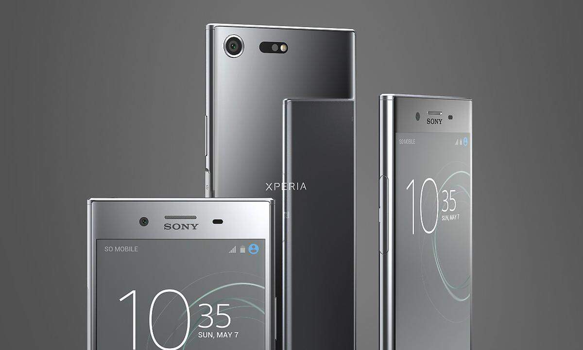 Das Sony Xperia XZ Premium ist ein 5,5 Zoll großes Smartphone, dessen Bildschirm mit einer Auflösung von 3840 x 2160 Pixel aufwarten kann. Das Design der Japaner ist altbekannt. Verbaut sind in dem 2017er-Modell ein leistungsfähiger Qualcomm Snapdragon 835 Prozessor gepaart mit 4 GB RAM. Der interne Speicher hat einen Nennwert von 64 GB und kann via microSD erweitert werden. &gt;&gt;&gt; Testbericht: Xperia XZ Premium. Der Nachteil bei dem Gerät: Die spiegelnde Oberfläche, die jeden Schmutzpartikel zeigt. Der Vorteil bei dem Gerät: Der aktuelle Preis mit knapp 400 Euro. (Startpreis 700 Euro)