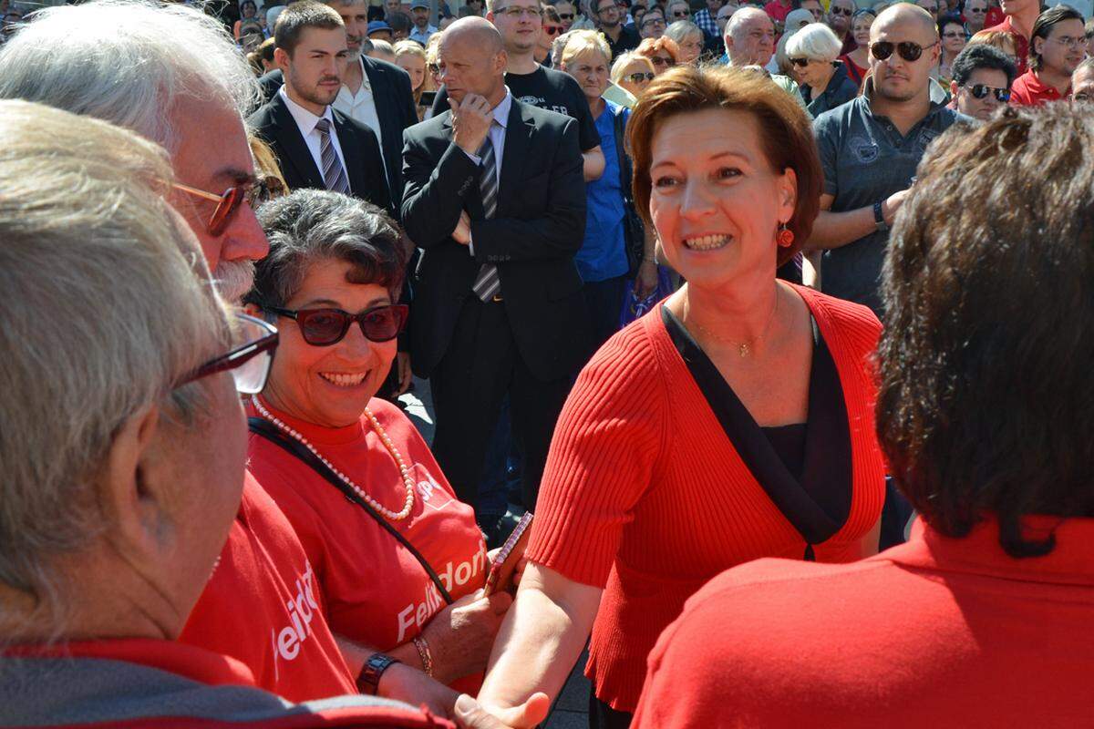 Vor dem SPÖ-Chef mischt sich Frauenministerin Gabriele Heinisch-Hosek unter die Menge in der roten Bezirkshauptstadt. Sie teilt "Superhedinnen"-Blöcke sowie Kugelschreiber aus und macht Stimmung für ihren Parteikollegen: "Faymann ist ein Kanzler für die Frauen - und er soll es bleiben."
