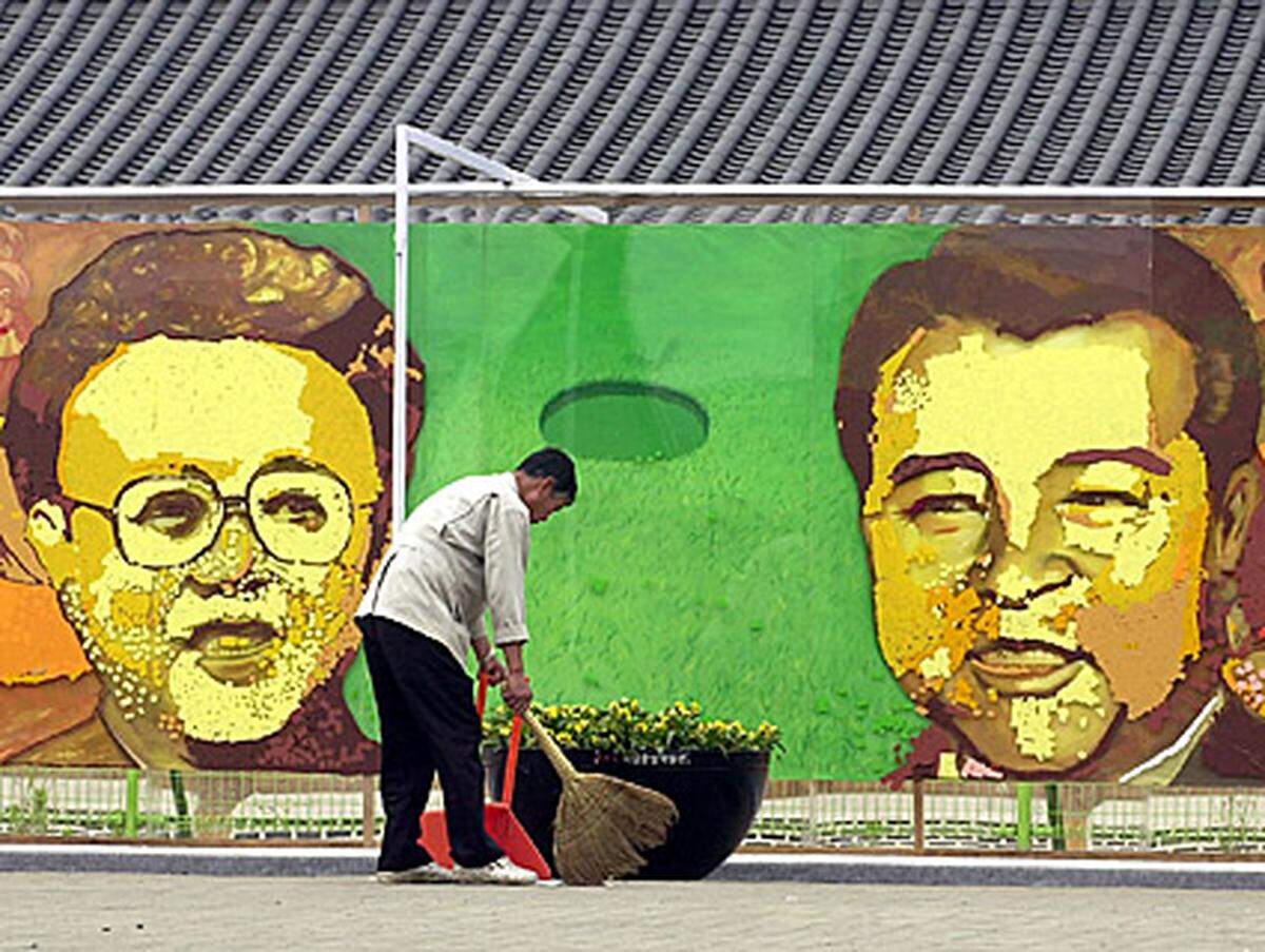 Von seinem Vater erbte er auch dessen panische Flugangst. Um Flüge zu vermeiden, reist Kim Jong-il prinzipiell nur mit seinem gepanzerten Privatzug. Die internationale Isolation, in die er sein Land getrieben hat, kommt ihm dabei unwillkürlich zugute.
