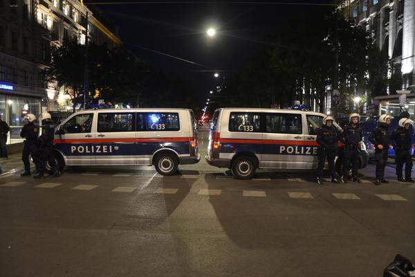 Die Ringstraße war stellenweise noch einige Stunden gesperrt. Die Polizei teilte am späten Dienstagabend mit, dass während der Störaktionen am Heldenplatz ein Polizist durch einen Flaschenwurf verletzt wurde.