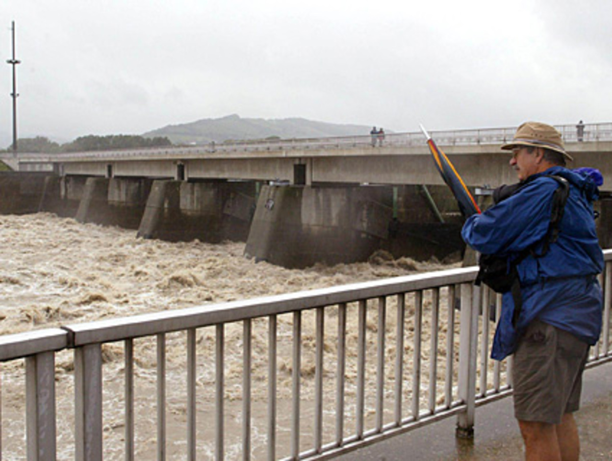 So wie damals beim „ganz großen“ Hochwasser 2002, das Wien relativ unbeschadet überstanden hat (Archivbild) . Oder 1996, als das Schiff „Dumbier“ ins Kraftwerk Freudenau krachte. Da musste Klikovits von der Betriebsordnung abweichen und mehr Wasser als erlaubt in die Neue Donau leiten, um den Wasserstand der Donau zu reduzieren und die Bergung zu erleichtern.