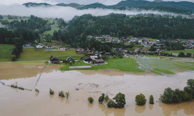 Im vergangenen Sommer hatte Österreich unter Überschwemmungen, wie hier in Hollersbach, zu leiden. Weltweit wurden 2023 Schäden in Höhe von 250 Milliarden Dollar durch Extremwetterereignisse verursacht. 