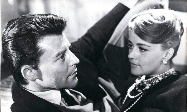 Unter der Regie von Roger Vadim spielte Moreau in "Gefährliche Liebschaften" Juliette Merteuil, die im Paris der 1950er Jahre mit ihrem Mann eine offene Ehe führt. Hauptdarsteller Gérard Philipe starb neun Wochen nach der Filmpremiere im Alter von nur 36 Jahren an Leberkrebs.