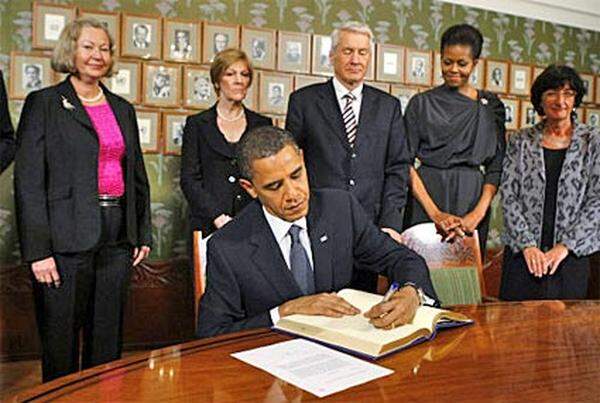 Strenges Zeremoniell bei der Verleihung der Nobelpreise: Dazu gehört auch die Unterschrift im Gästebuch des norwegischen Nobel-Instituts. Obama schrieb einen längeren Eintrag, was seine Frau Michelle zu der Bemerkung veranlasste: "Schreibst Du gerade ein Buch?"